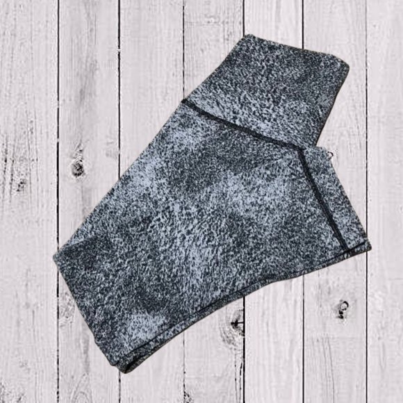 🖤🎉🖤 Lululemon Black White High Rise (looks Gray) Spray Dye Crops - Picture 4 of 8